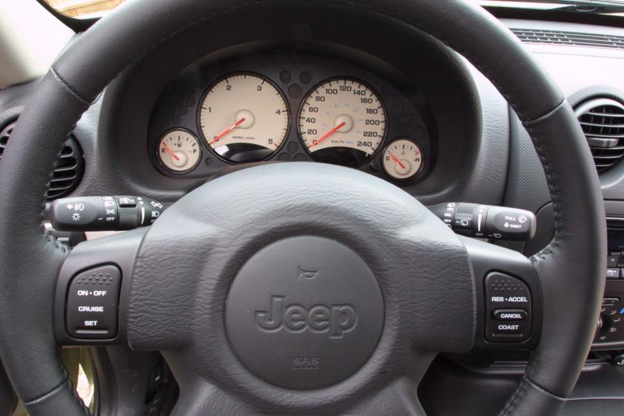  Jeep Cherokee Renegade 2002 года  (фото 18 из 33)